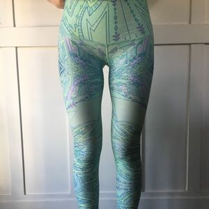 Teeki hot pant xs EUC in Envision print